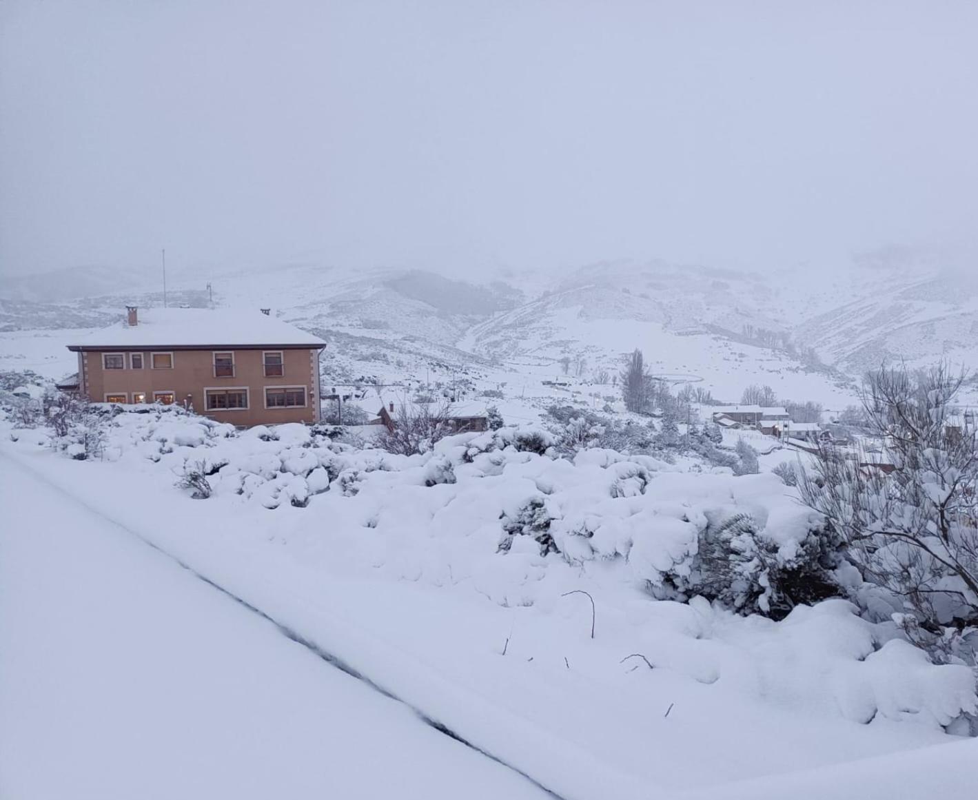 Hotel Pico Espiguete Alba de los Cardaños エクステリア 写真